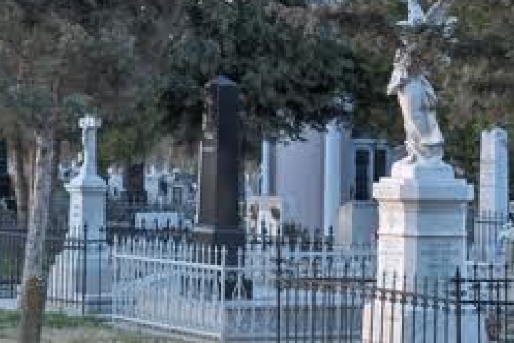 Önkormányzati cég vette át a temetők fenntartását Dombóváron