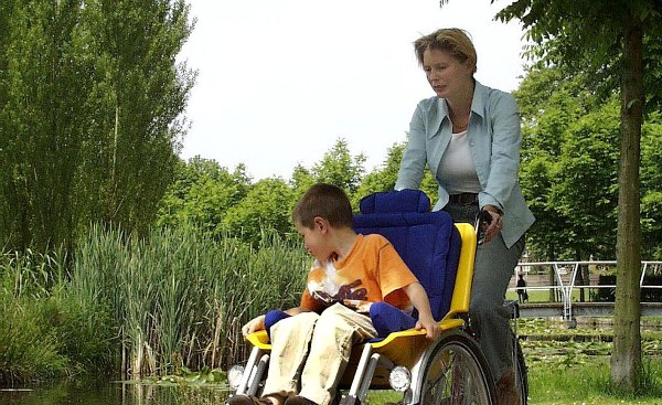 Fogyatékossággal élőket segítő szervezeteknek írt ki pályázatot az Emmi