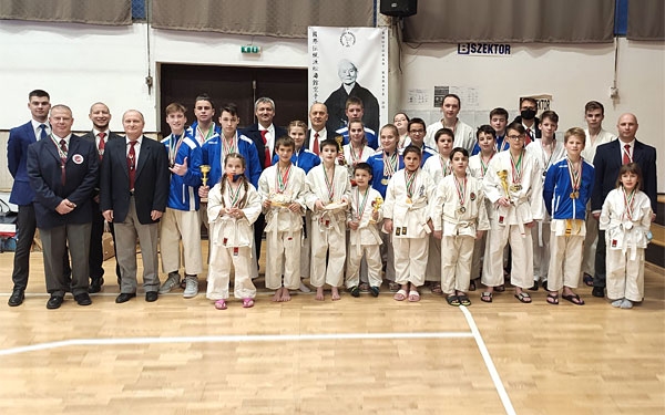 Versennyel ünnepelt a 45 éves Dombóvári Karatesuli Egyesület