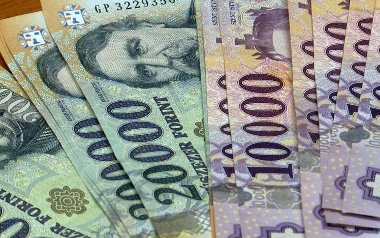 KSH: a bruttó átlagkereset 693 700 forint volt, 9,0 százalékkal meghaladta az egy évvel korábbit