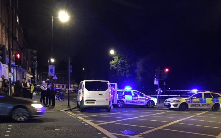 Egy ember meghalt, öten megsebesültek egy londoni késelésben