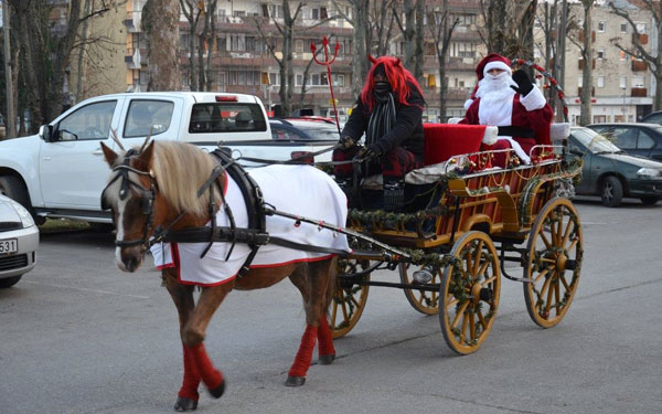 A Mikulás is ellátogatott a dombóvári második adventi gyertyagyújtásra