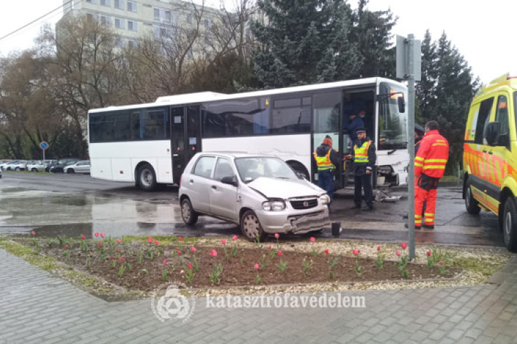 Autóbusz és személygépkocsi ütközött Dombóváron