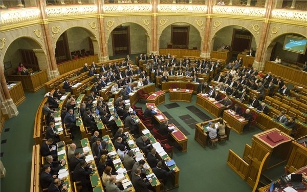 A civil szervezetek átláthatóságáról kezd tárgyalni a parlament