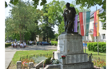 A hősökre, civil áldozatokra emlékeztek
