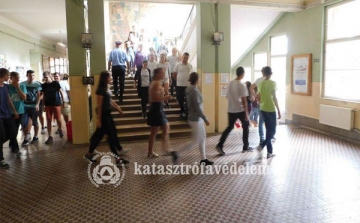 Kevesebb, mint három perc alatt kiürítették a dombóvári gimnáziumot