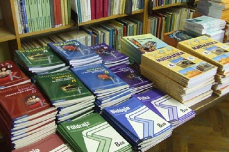 Két tankönyvből lehet majd választani