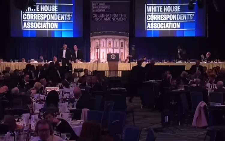 Több fegyverrel szerelte fel magát az a férfi, aki a Donald Trump részvételével tartott díszvacsora helyszínén nyitott tüzet