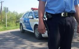 Rendőrök ellenőriznek Dombóváron az út mindkét oldalán