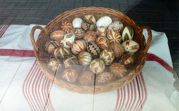Ablakban a sokarcú húsvét
