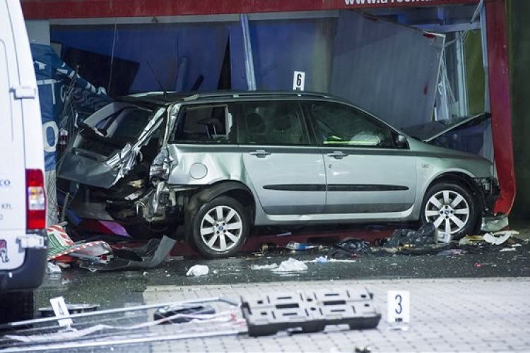 Halálos baleset az M7-esen – árusítóhelybe csapódott egy autó