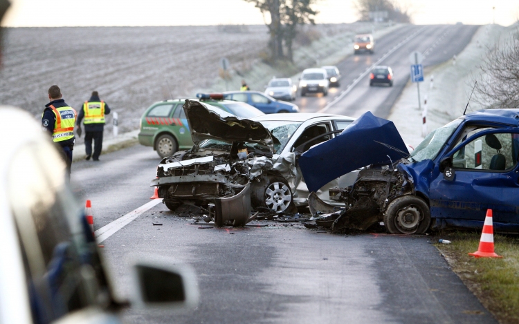 Jelentősen csökkent a közúti balesetek halálos áldozatainak száma az EU-ban