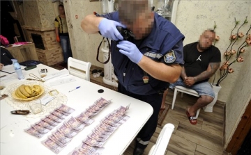 Új pszichoaktív anyaggal kereskedő bűnbandára csaptak le a rendőrök