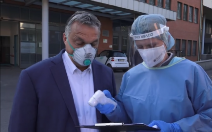 Orbán Viktor húsvétkor váratlan ellenőrzést tartott a szekszárdi kórházban