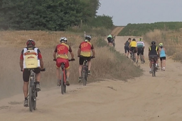 A megyehatáron bicikliztek a civil szervezetek tagjai 