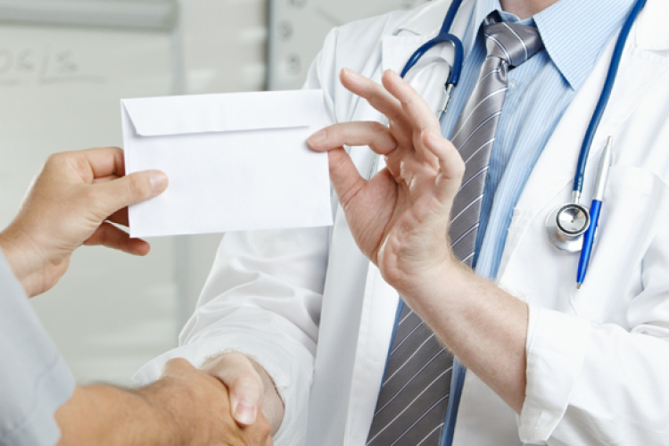 A rezidensszövetség a legfőbb ügyésztől kér értelmezést a hálapénzről