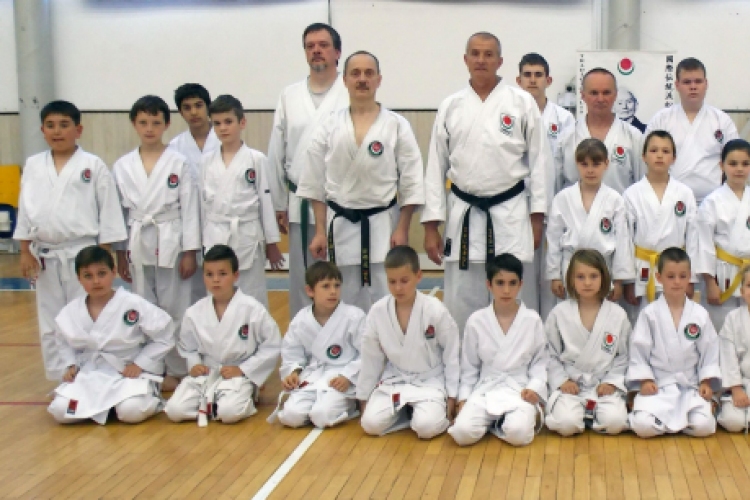 Dombóvári Karatesuli edzőtábor és övvizsga