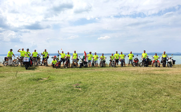 Babettákkal robogtunk a Balaton körül idén is