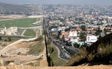 Elkezdte a határnál lévő migránsok áttoloncolását Mexikóba az amerikai kormány