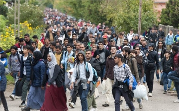 Migrációs válság: kemény kéz és segítés együtt kell