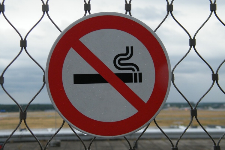 Lebukott egy nemzetközi illegális cigarettagyártó banda