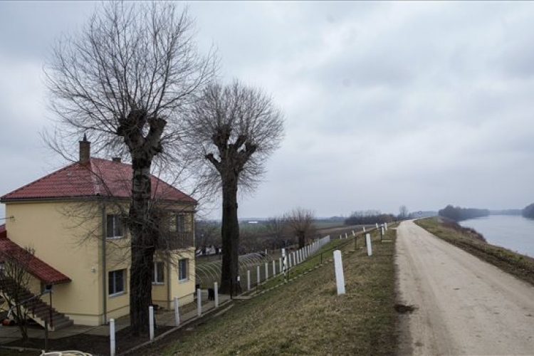 Befejeződött az árvízvédelmi szakasz felújítása a Tisza bal partján Szegednél