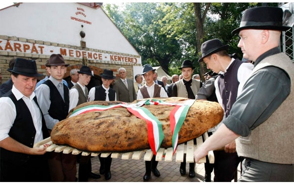 Dombóvári pék is részt vett a Kárpát-medence kenyere sütésében 