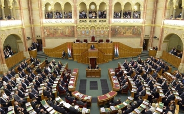 Szigorítja a határzárat és államfőt választ a parlament 