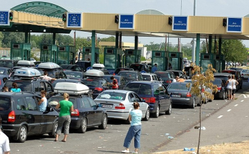 Több mint százezren lépték át a határt Röszkénél a hét végén