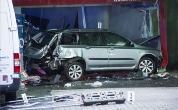 Halálos baleset az M7-esen – árusítóhelybe csapódott egy autó