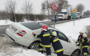 Árokba csúszott autó, elakadt kamion