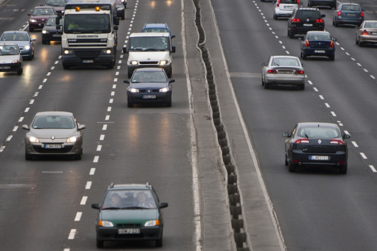 Teleautóval bukott meg a feketéző fuvaros