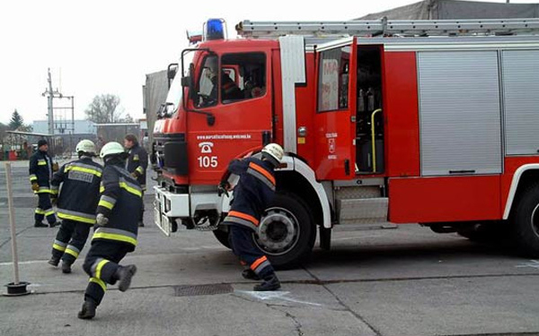A dombóvári tűzoltók, a mentők és a KÖTÉL mentőszervezet segített a szakadékba esett személyen