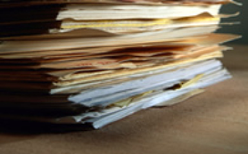 Át kell adni az államnak a pártállam iratait