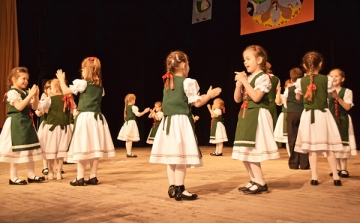 A gyerekek nagy örömmel mutatták be hagyományőrző táncaikat