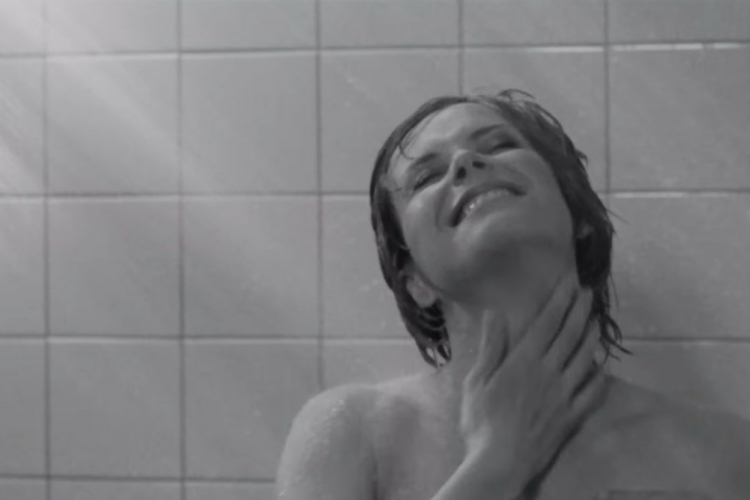 Hatvan magyar színésznővel forgatták újra a Psycho zuhanyjelentét - VIDEÓ