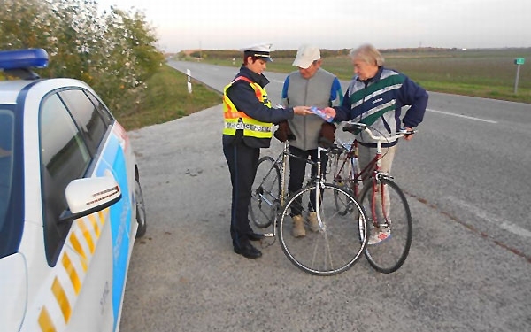 A gyalogosok, a kerékpárosok és a járművezetők biztonságára is kiemelt figyelmet szentelnek a Tolna megyei rendőrök