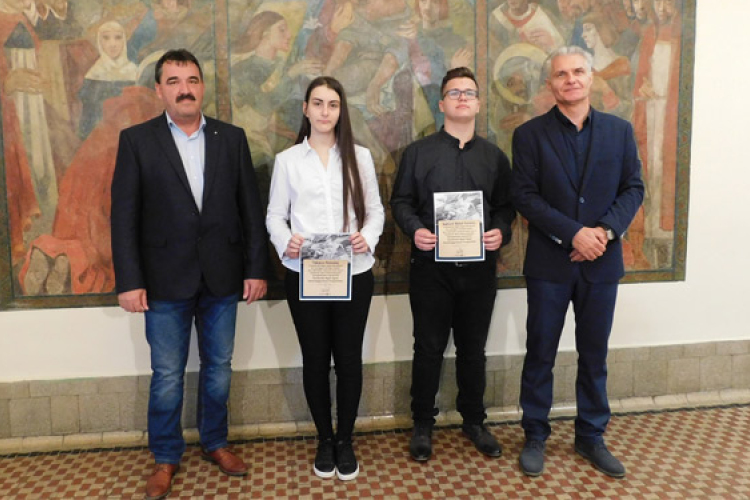 Az Illyés Gyula Gimnázium két tehetséges diákja részesült ösztöndíjban