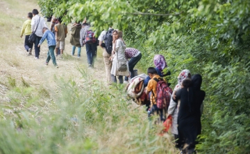 Migránstábor épülhet a magyar határ közelében