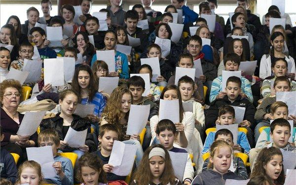 Megdőlt a versmondás rekordja a Költészet Napján