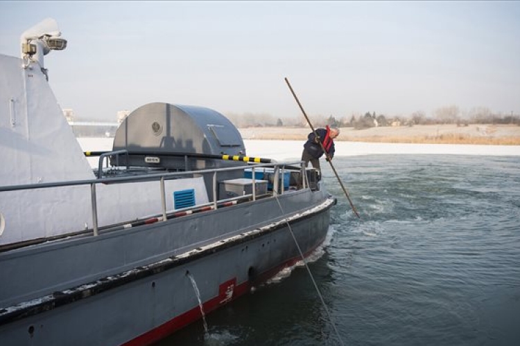 A sok jég miatt teljes a hajózási zárlat a Dunán