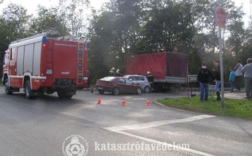 Két személyautó és egy teherautó ütközött Dombóváron 