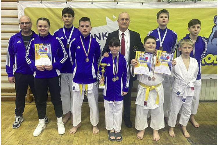 8 dombóvári versenyző volt a karate diákolimpia országos döntőjében
