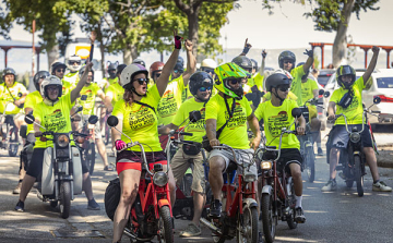 Sikeresen megszervezték idén is a Balaton kerülő retro kismotorozást