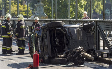 Felborult egy autó a Lánchídon