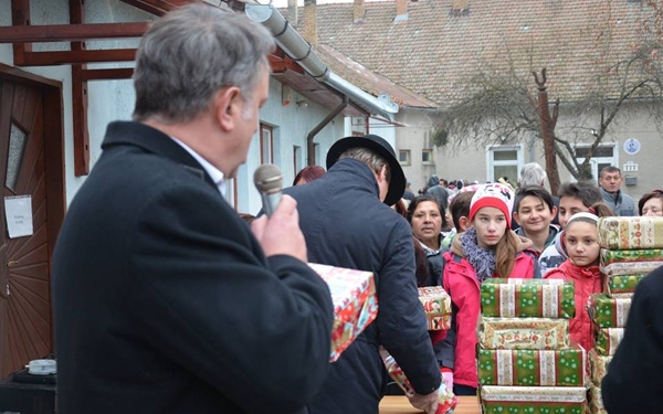 Karácsonyi adományosztás a Romaházban
