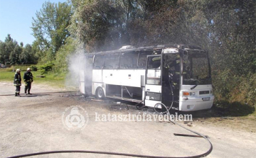 Teljes terjedelmében égett egy kisbusz Bikalon