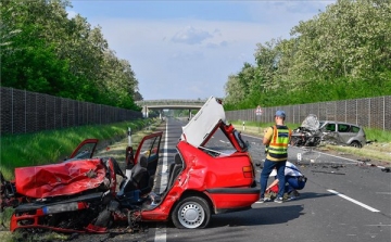 Balesetben egy ember meghalt, három megsérült Debrecennél