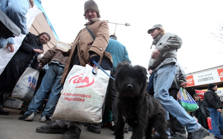Átlépni a küszöböt: az utcán alvástól a megtalált önbizalomig