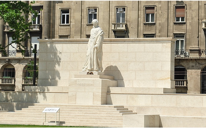 Villanások a közelmúltban átadott Kossuth szoborról
